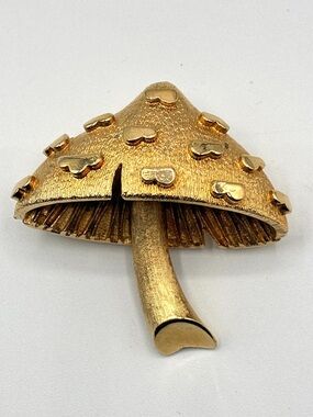 Vintage Gold Tone Mushroom Brooch Toadstool Pin Spotted Lapel Jewelry